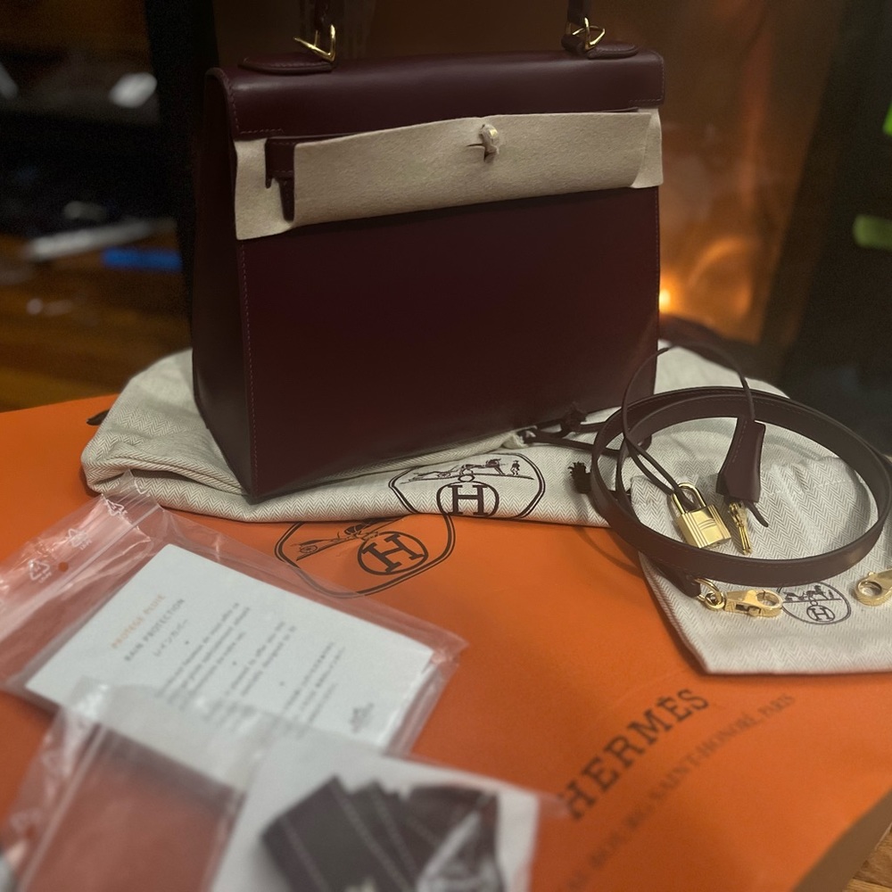 Authentic Real Hermes Ladies Handbag (RED) with Authentic Padlock & (2) Keys.
